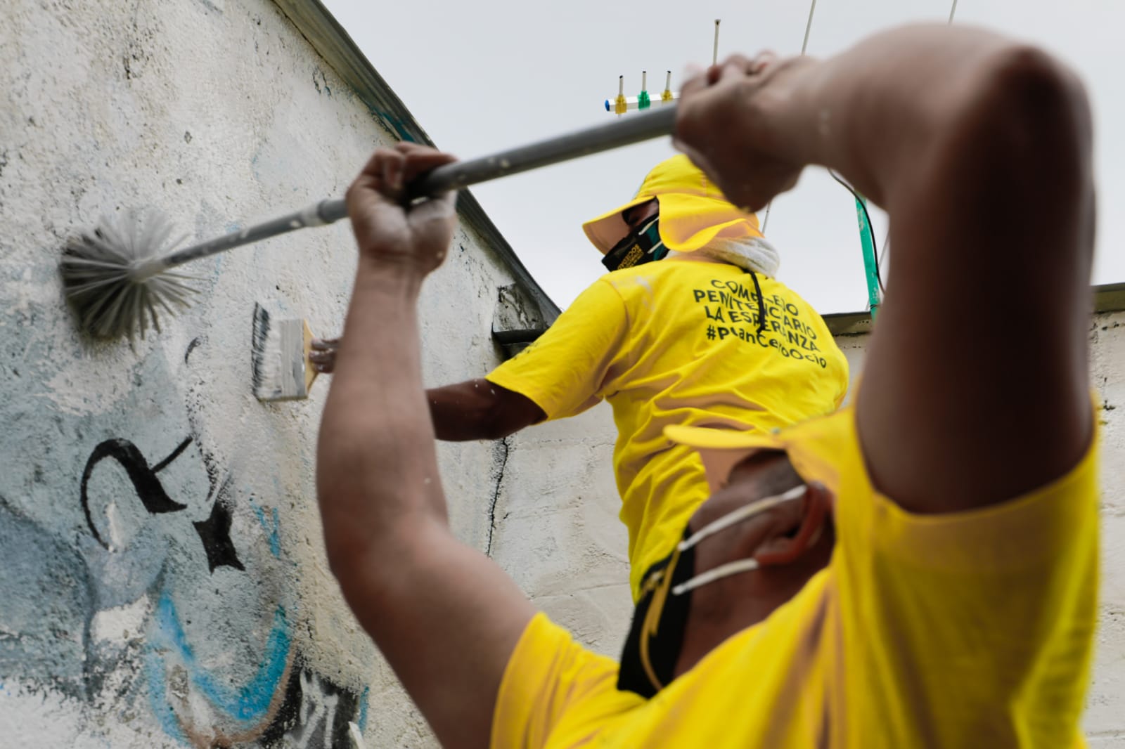 Avanza limpieza de grafitis alusivos a pandillas en diferentes comunidades de El Salvador avanza-limpieza-de-grafitis-alusivos-a-pandillas-en-diferentes-comunidades-de-el-salvador
